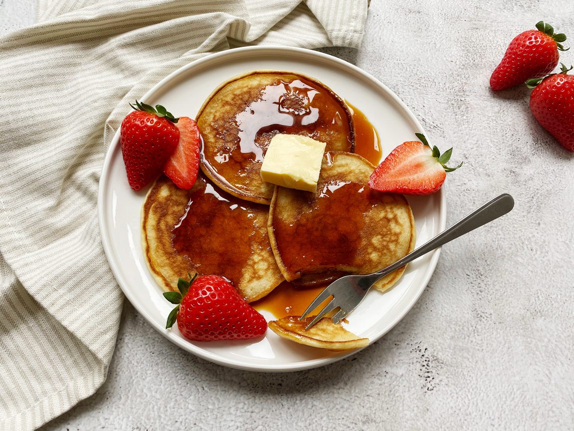 American pancakes met stroop, boter en verse aardbeien.