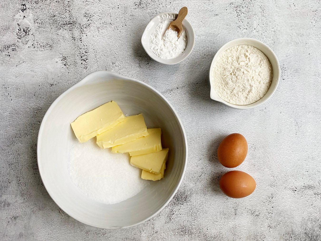 Alle ingrediënten voor cupcakes.