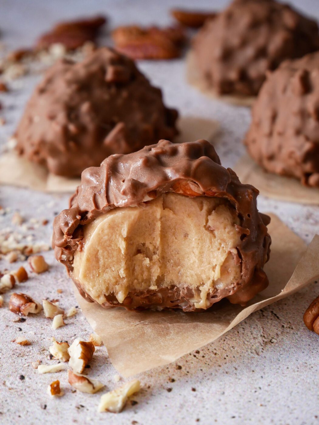 Ijs-bites met chocolade en pecannoten