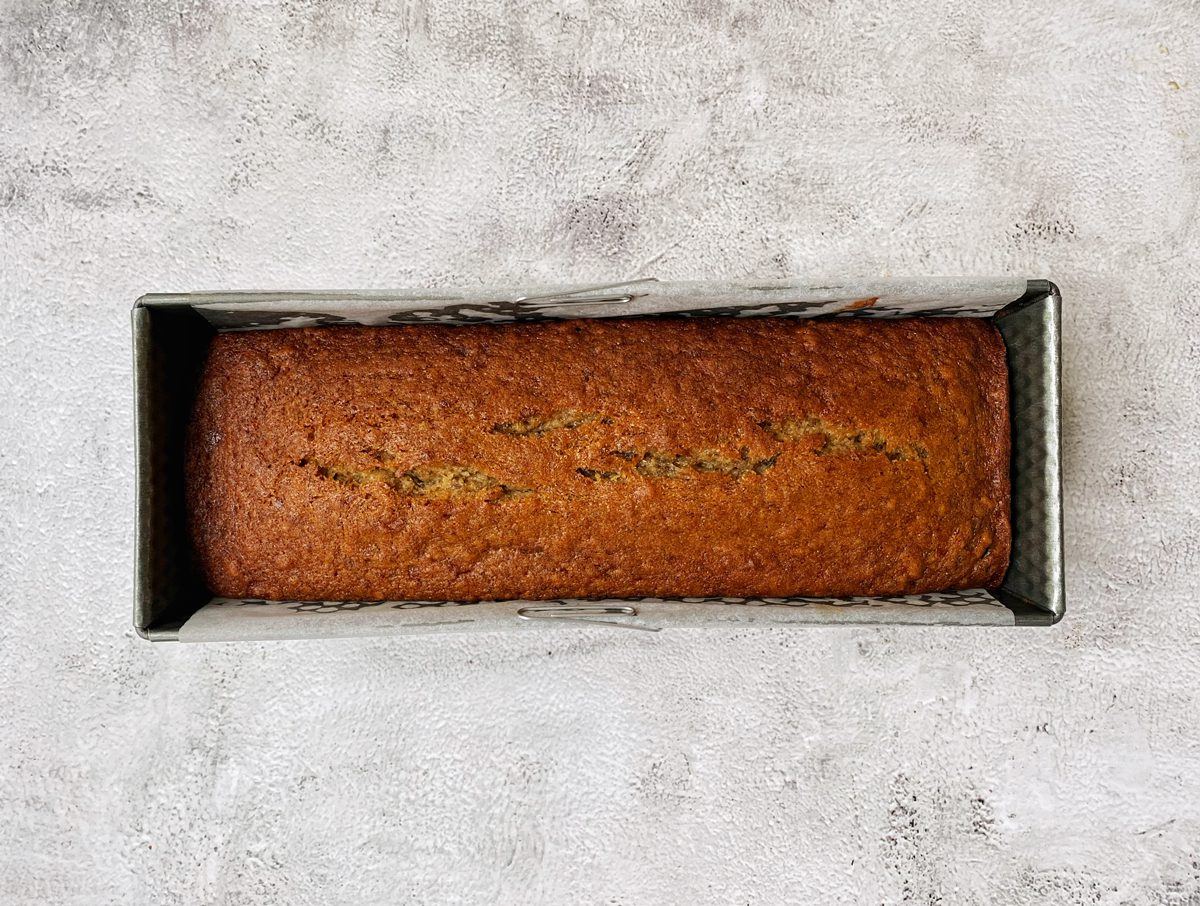 Bananenbrood in bakblik vers uit de oven