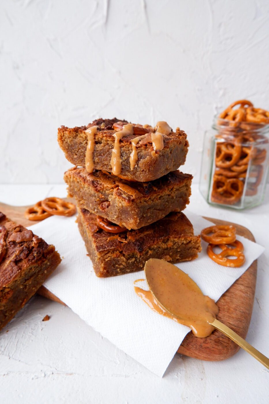 Vegan chewy blondies met pindakaas en pretzels