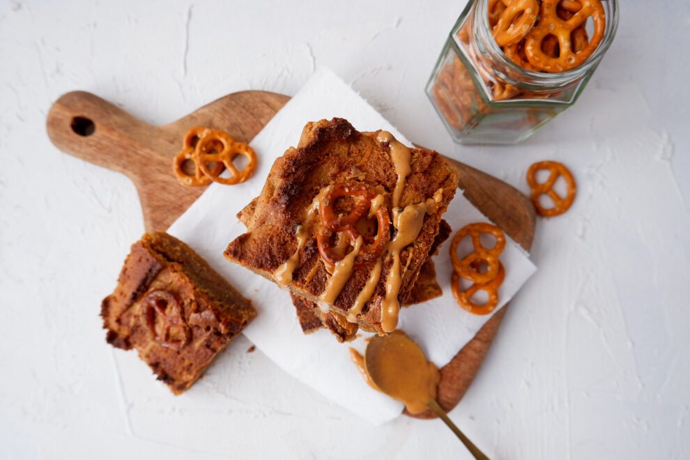 Vegan chewy blondies met pindakaas en pretzels