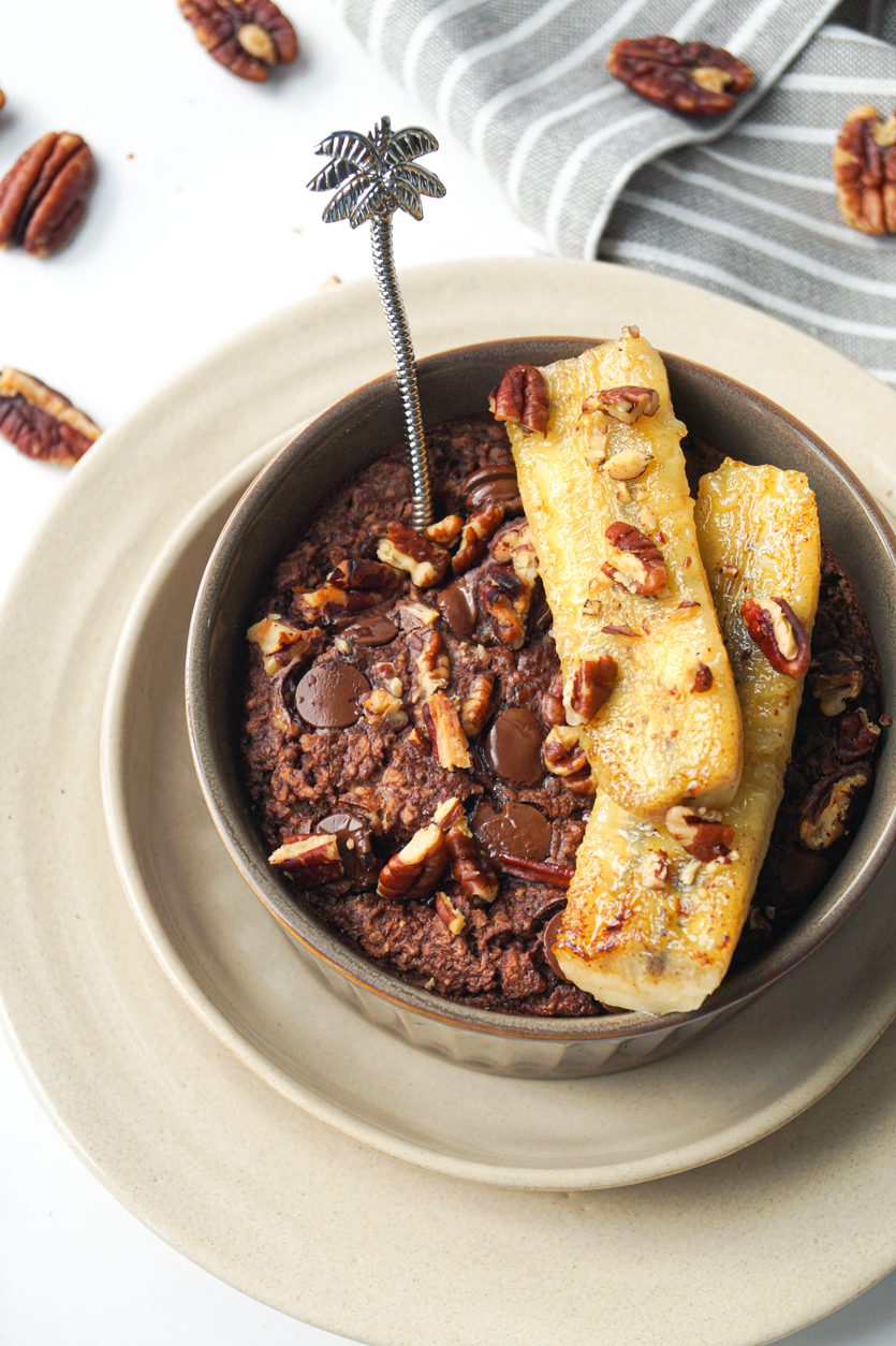 Choco baked oats met pecannoten en gebakken banaan