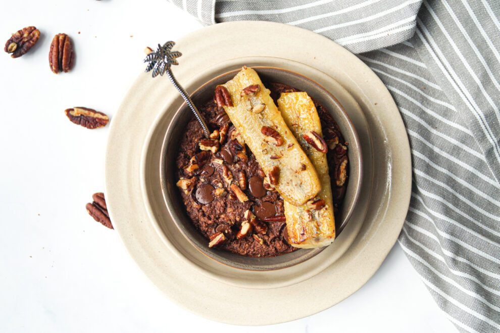 Choco baked oats met pecannoten en gebakken banaan