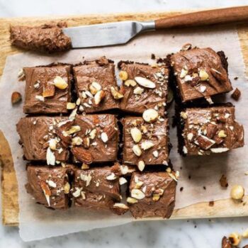 Brownies met koffiefrosting en noten