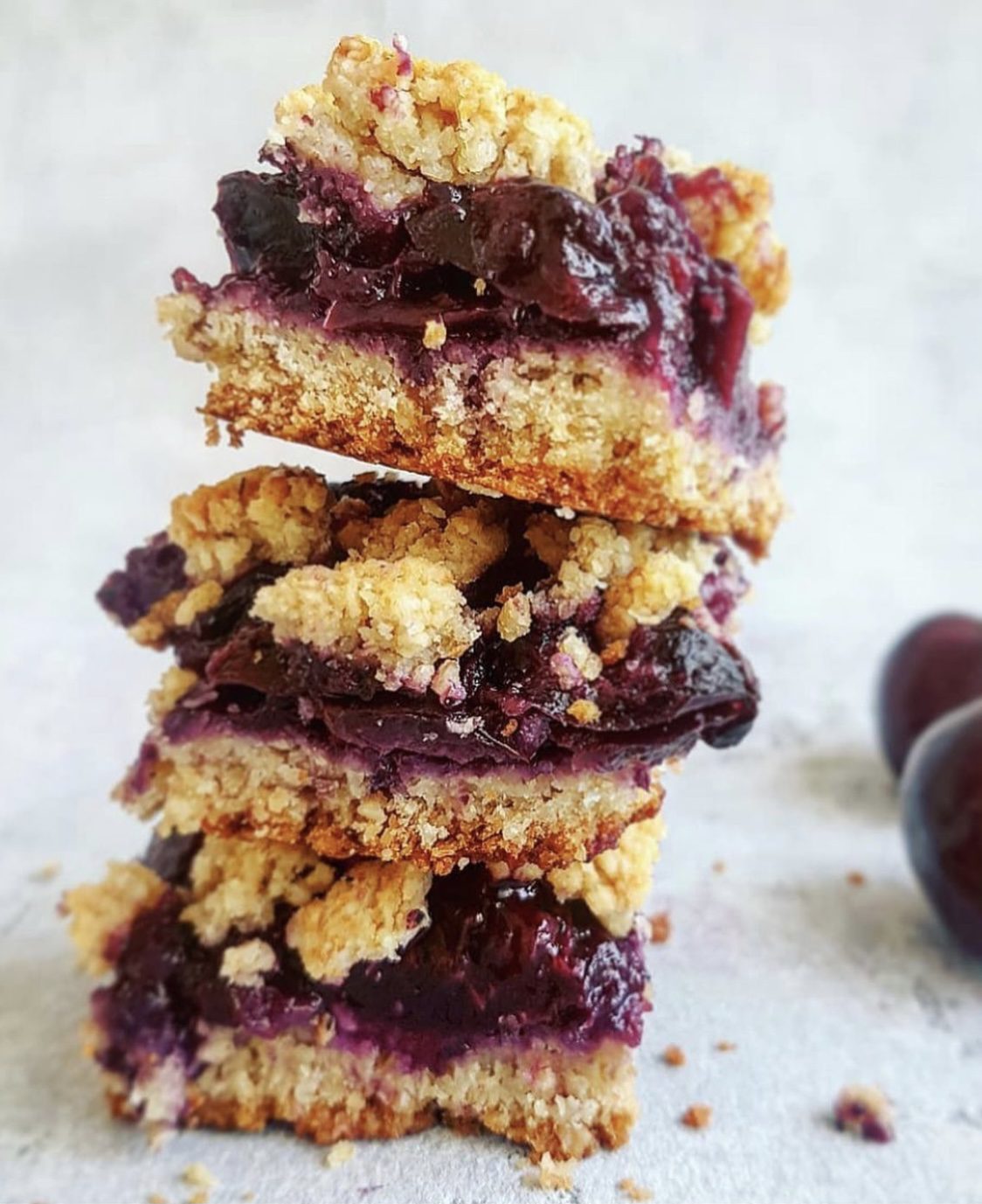 Vegan cherry crumble bites