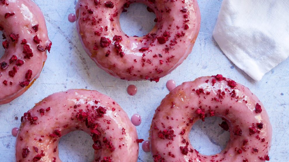 Vanille donuts met kersen topping!