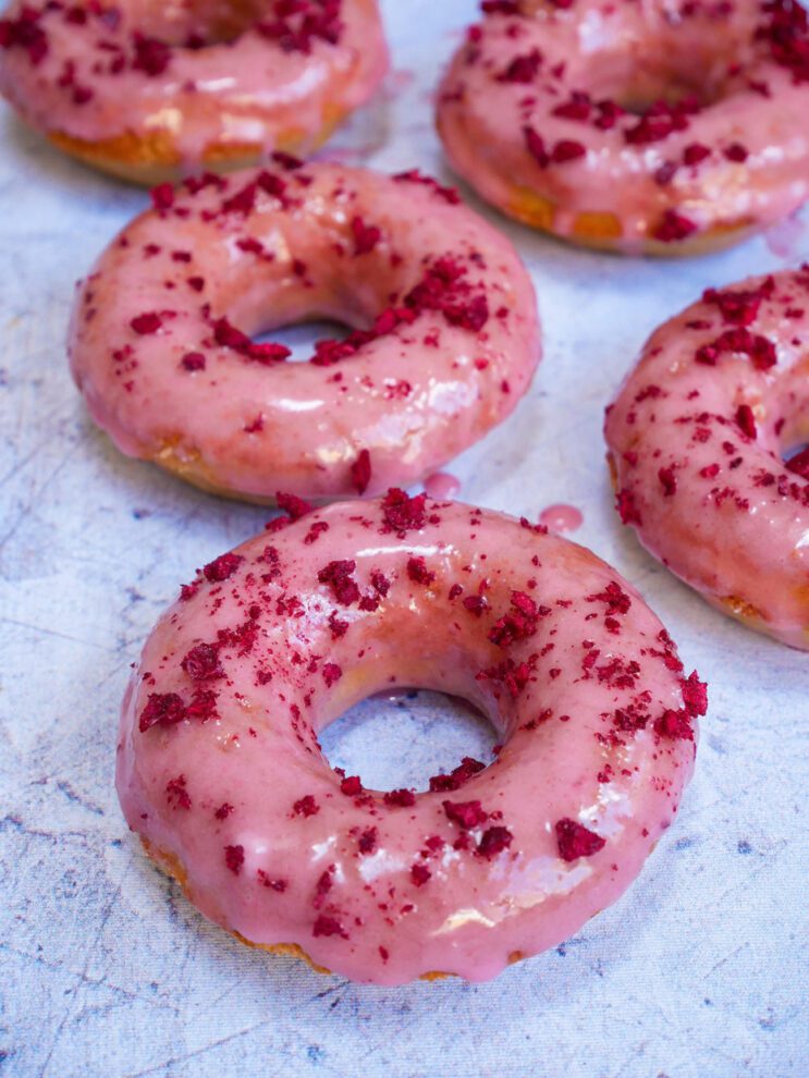 Vanille donuts met kersen topping