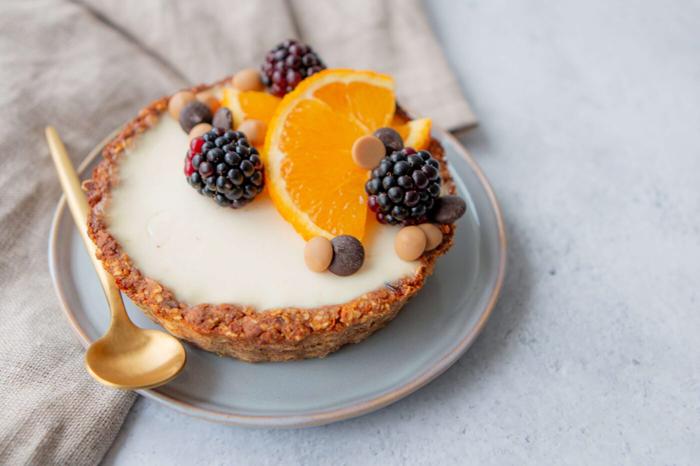 Fris ontbijttaartje met vers fruit, chocolade en kokosyoghurt