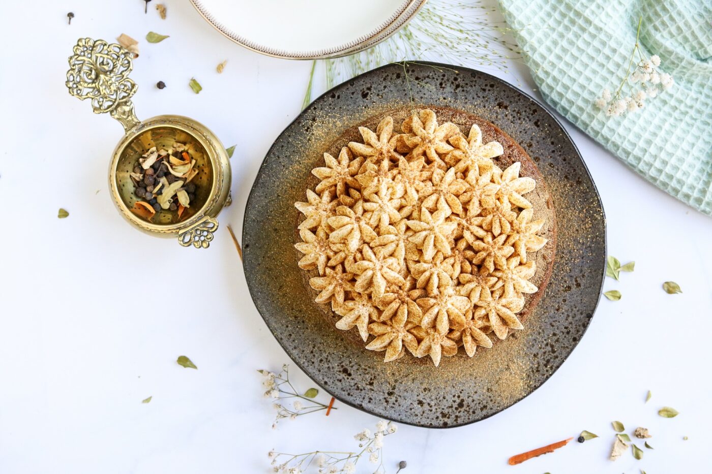 Glutenvrije-kruidige-Chai-Cake-met-kokosslagroom