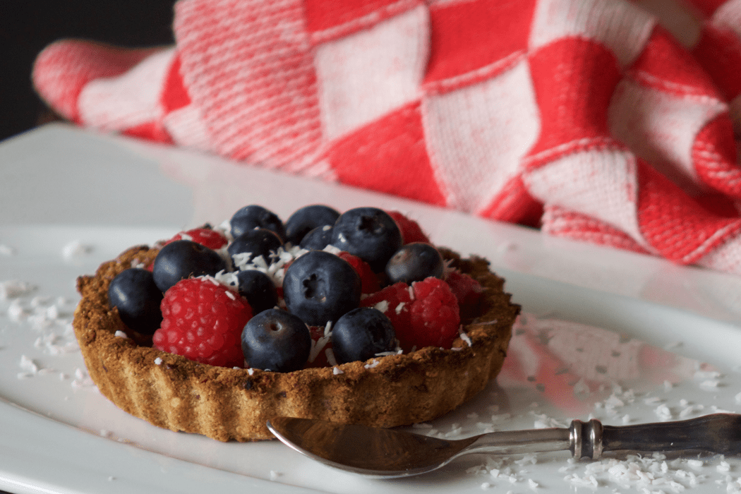 Kleurrijke ontbijttaart met zomers fruit