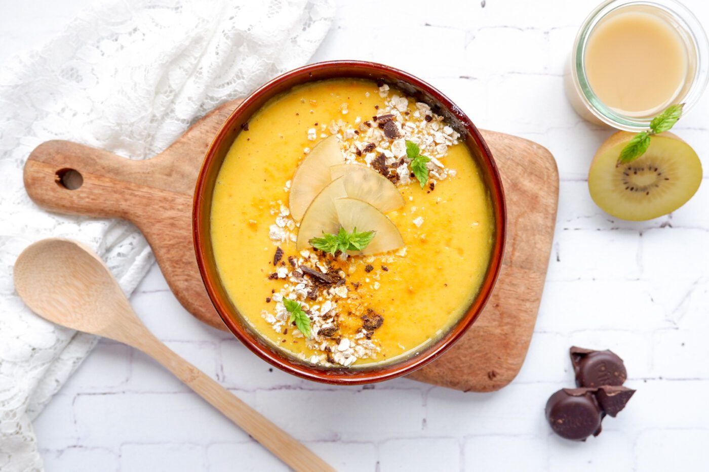 Spicy smoothie bowl met gember en kurkuma