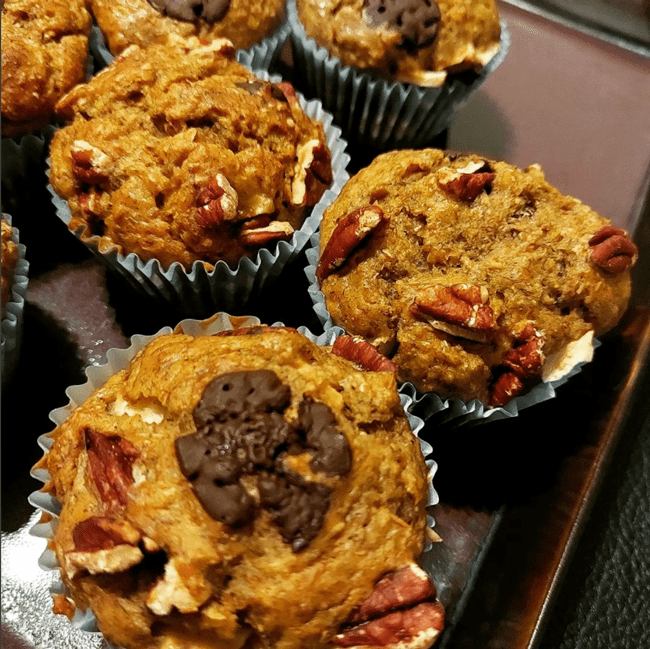 Volkoren bananenmuffins met chocolade en pecannoten