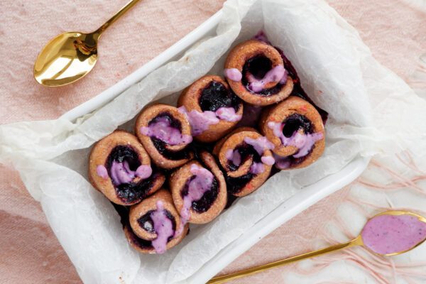 Roze rolls met blauwe bessen