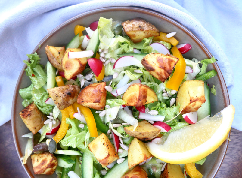 Frisse salade met geroosterde aardappels en zonnebloempitten