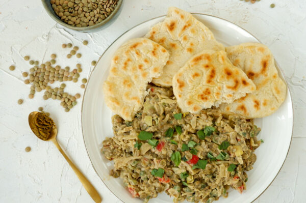 Groene linzen curry met naanbrood