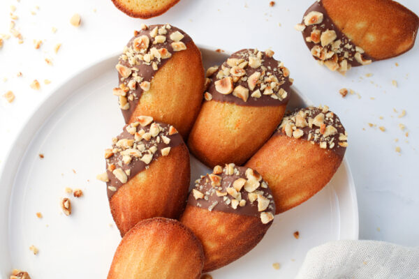 Sinaasappel Madeleines met chocolade en hazelnoot