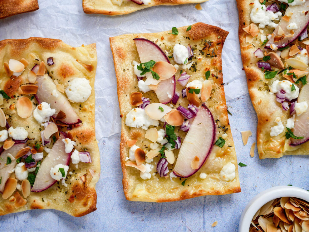 Flammkuchen met geitenkaas en perzik