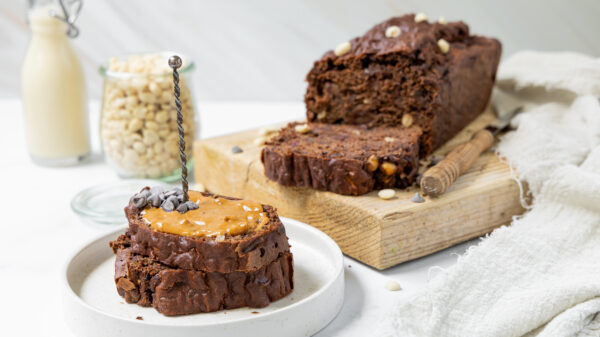 Chocolade courgette cake met pinda's