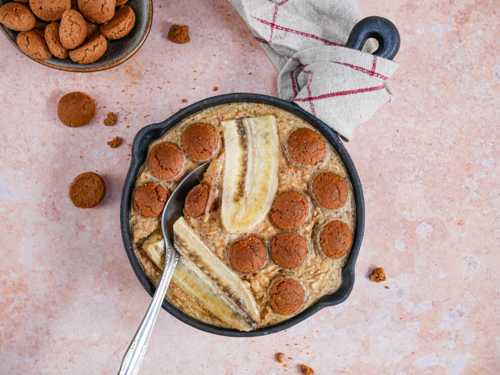 Kruidnoten baked oats met pindakaas en banaan