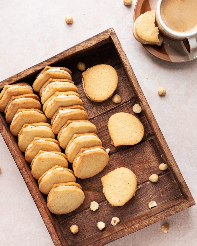 Hazelnootkoekjes met witte chocolade vulling