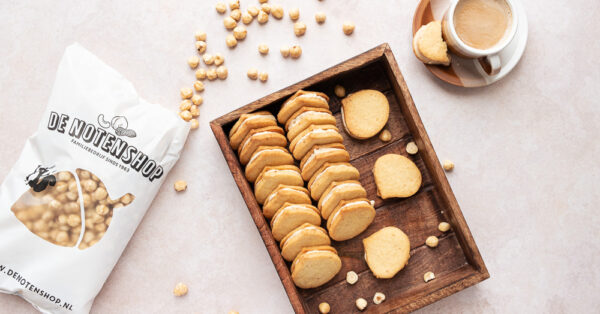 Hazelnootkoekjes met hazelnoot-witte chocolade vulling