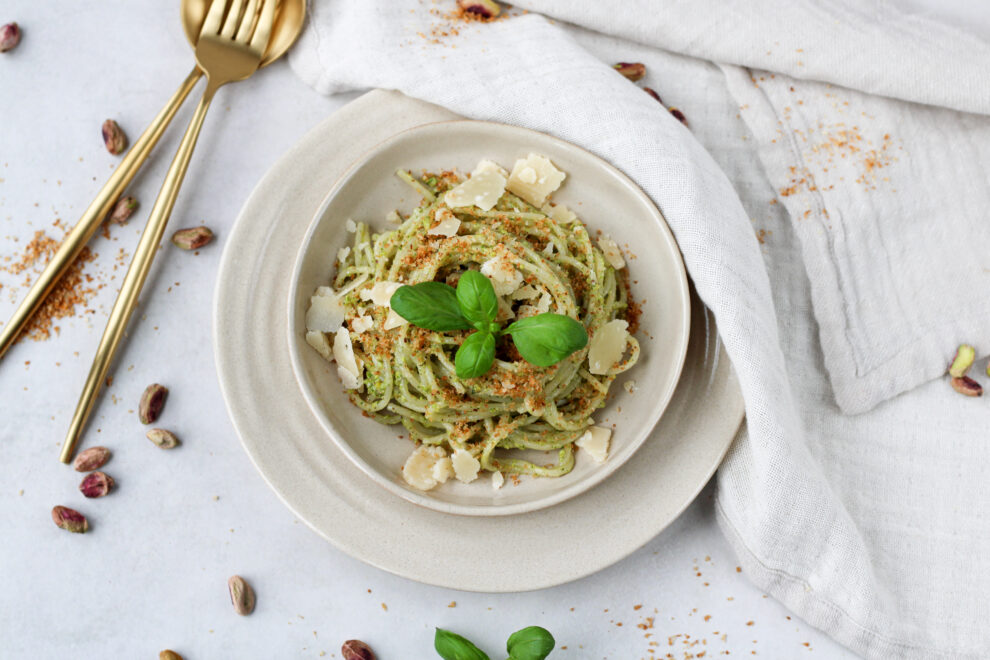 Pasta met pistache pesto en knoflook kruim