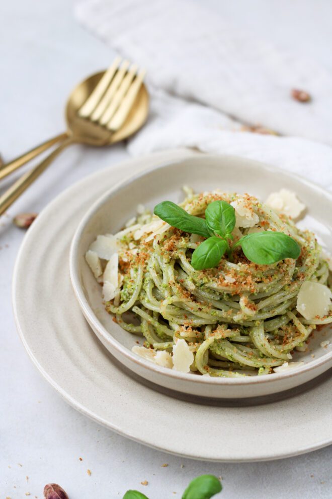 Pasta met pistache pesto en knoflook kruim