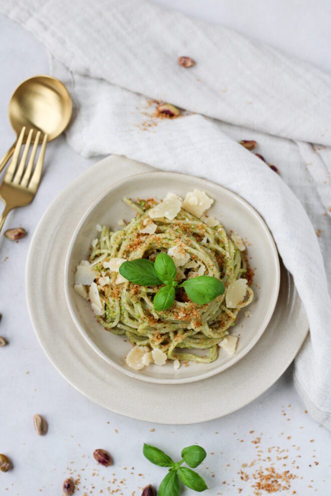 Pasta met pistache pesto en knoflook kruim