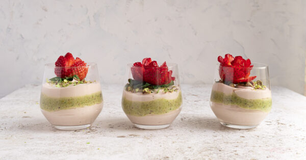 Aardbei cheesecake mousse met pistache ganache