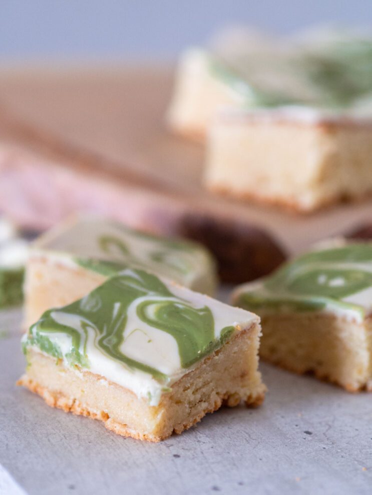 blondie met witte chocolade en matcha topping