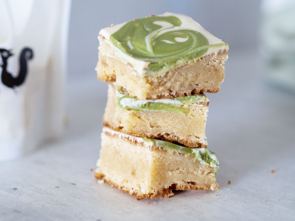 Blondie met witte chocolade en matcha topping