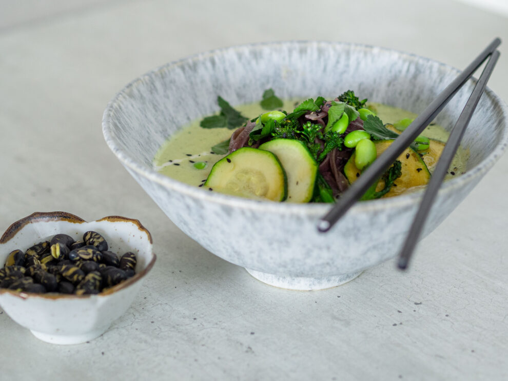 Sojaboontjes soep met zwarte rijstnoedels