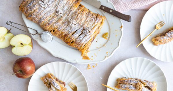 Apfelstrudel met rozijnen en walnoten￼