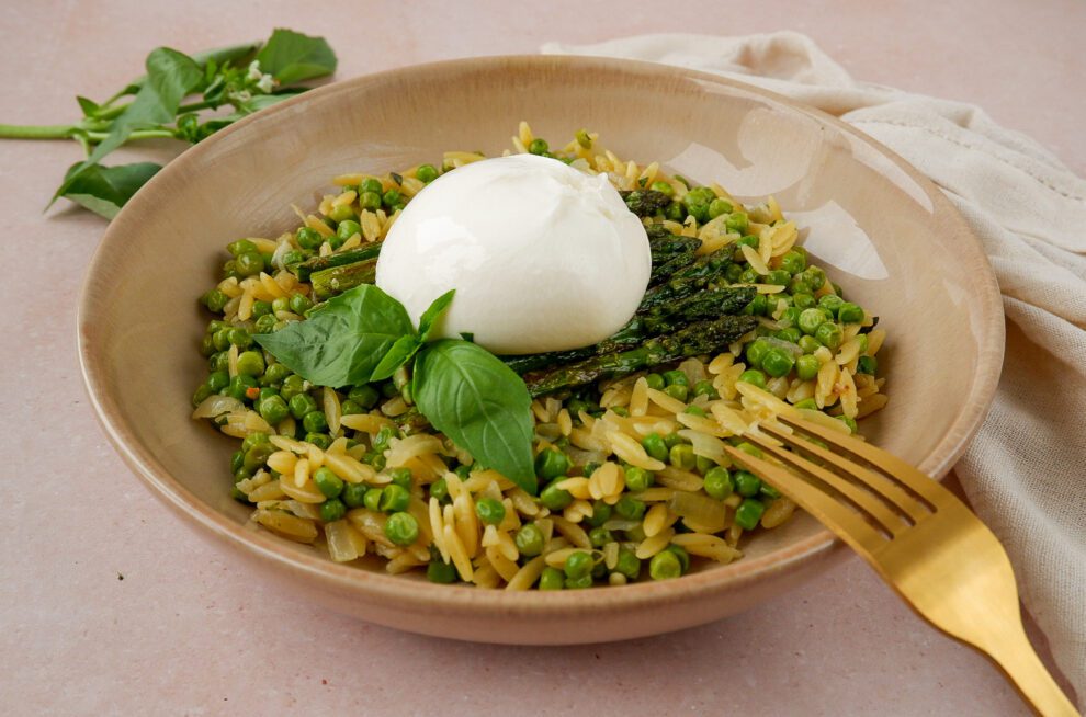 Groene orzo met tuinerwten, aspergetips en burrata