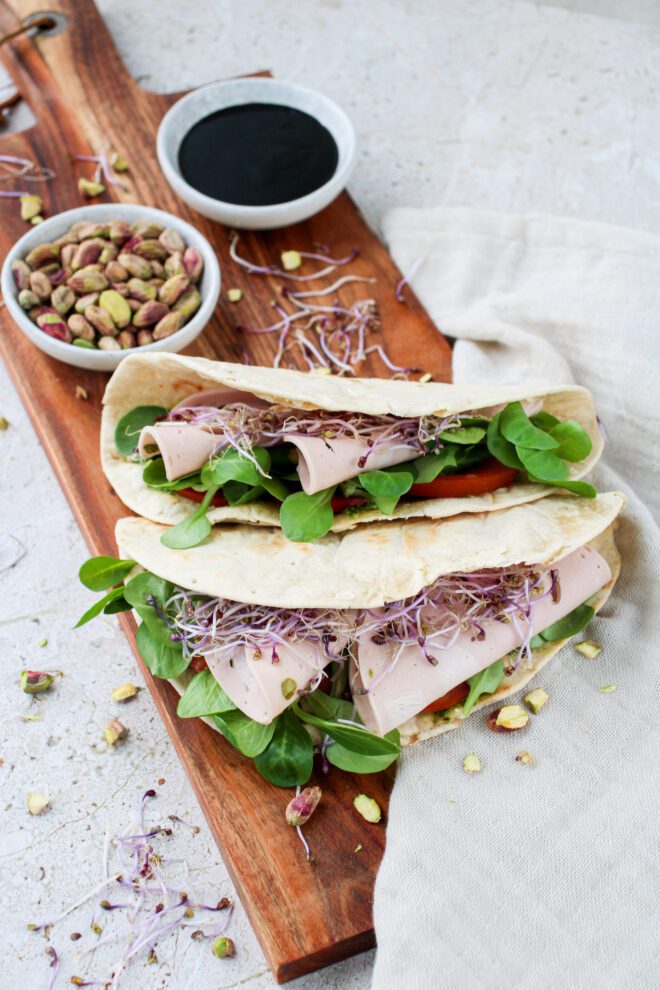 Spelt piadina met vegetarische pistache mortadella