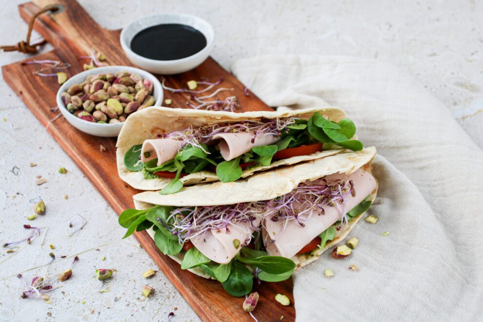 Spelt piadina met vegetarische mortadella en pistache