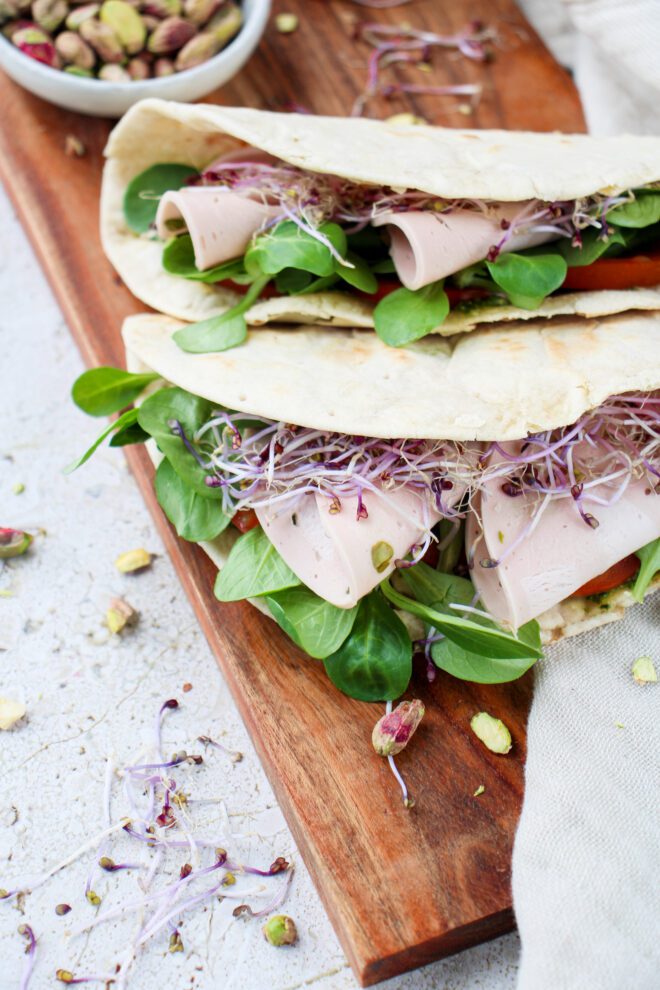 Spelt piadina met vegetarische pistache mortadella