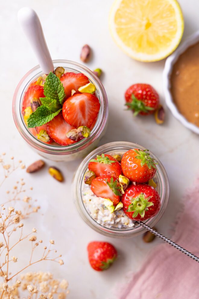 Overnight oats met aardbei en courgette