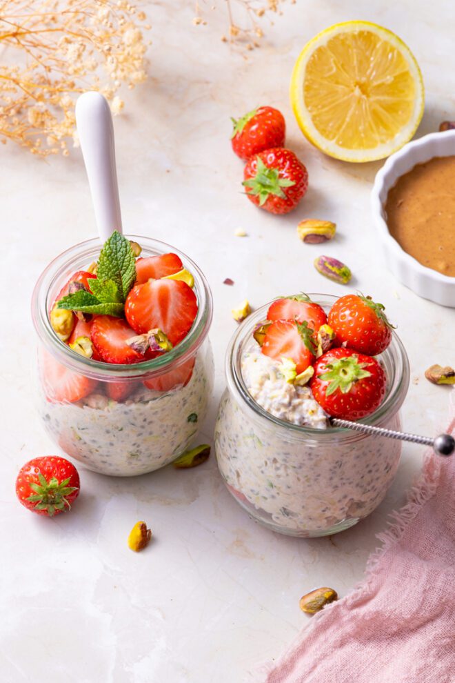 Overnight oats met aardbei en courgette