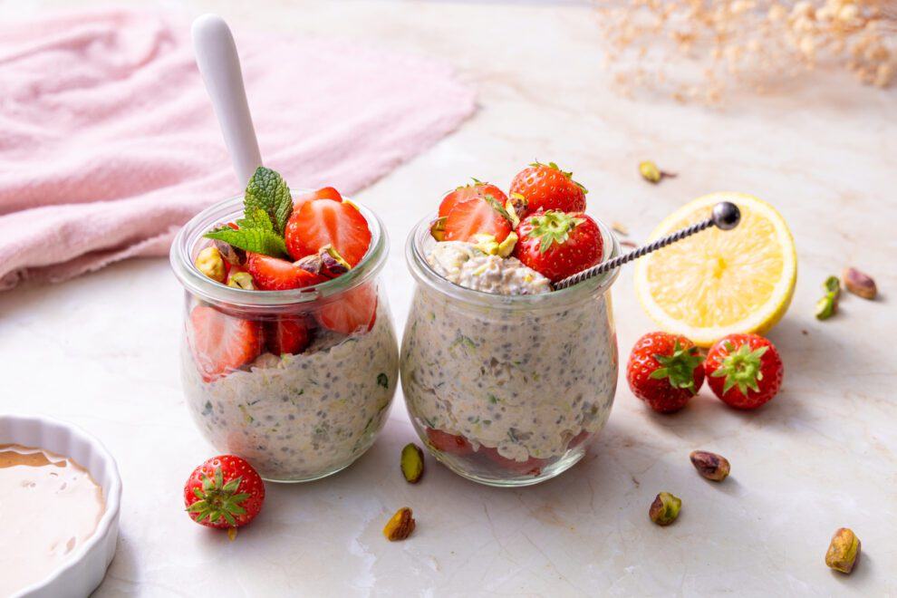 Overnight oats met aardbei en courgette