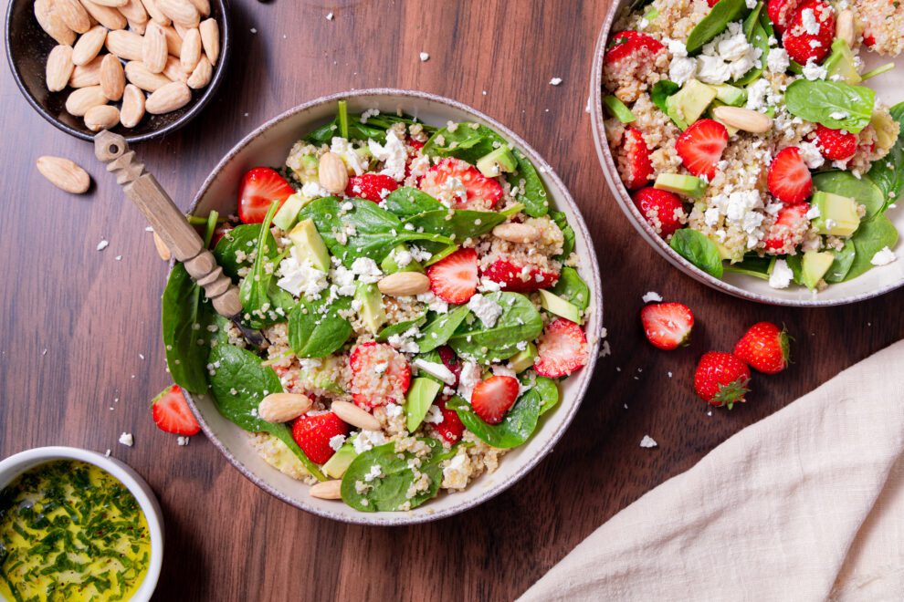 Quinoa salade met spinazie, avocado en aardbei