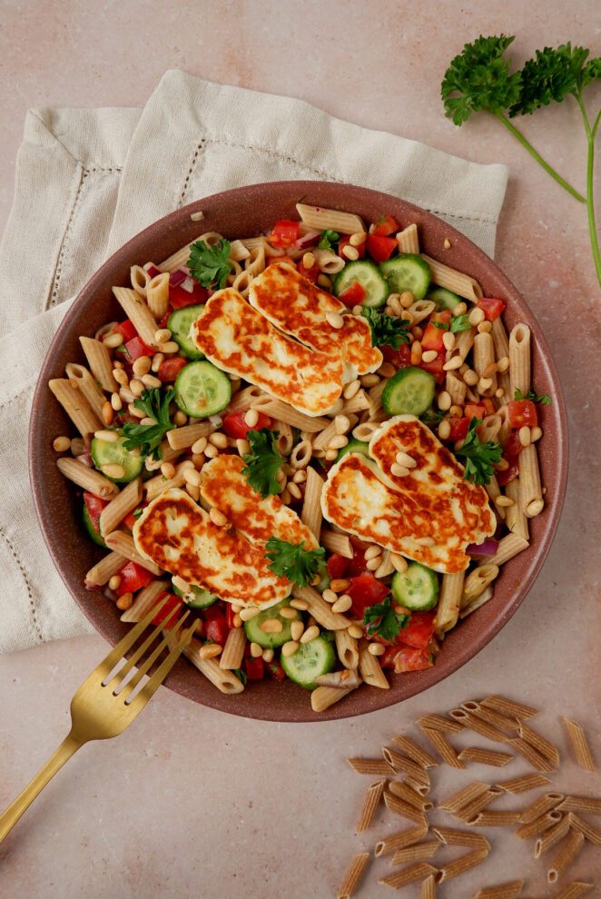 Zomerse pastasalade met gebakken halloumi