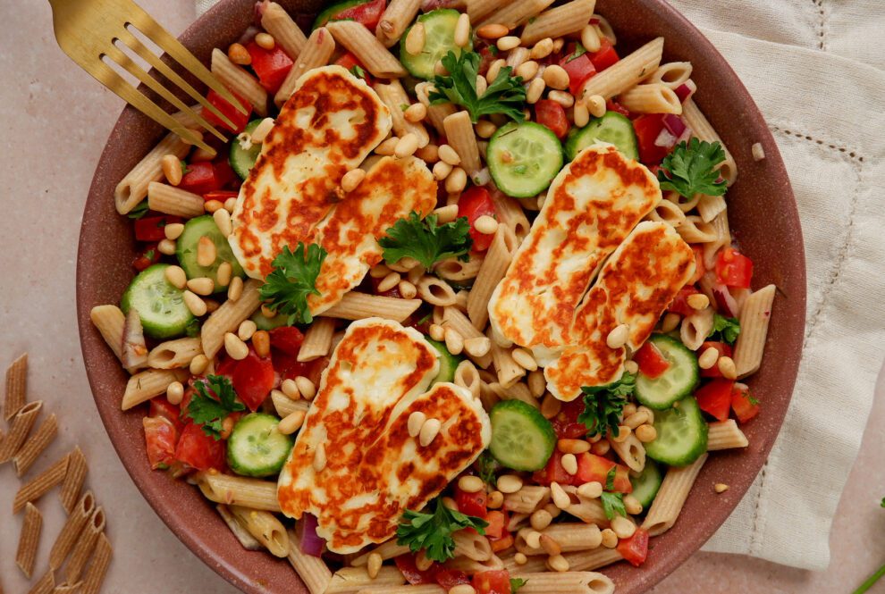 Zomerse pastasalade met gebakken halloumi