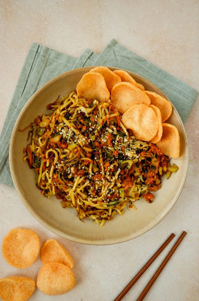 Vegetarische bami met kroepoek