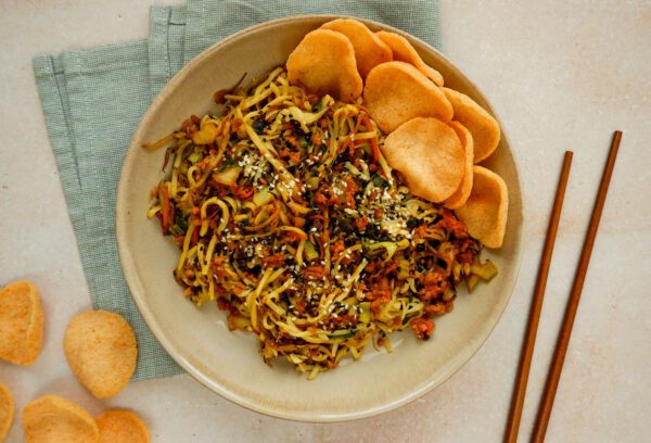 Vegetarische bami met kroepoek