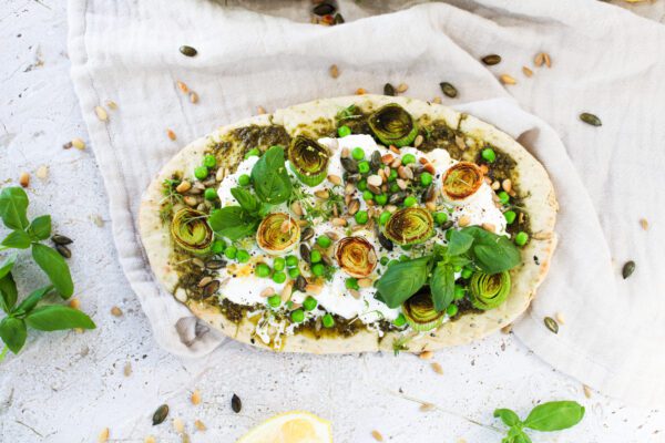 Naanbrood met burrata en gegrilde prei