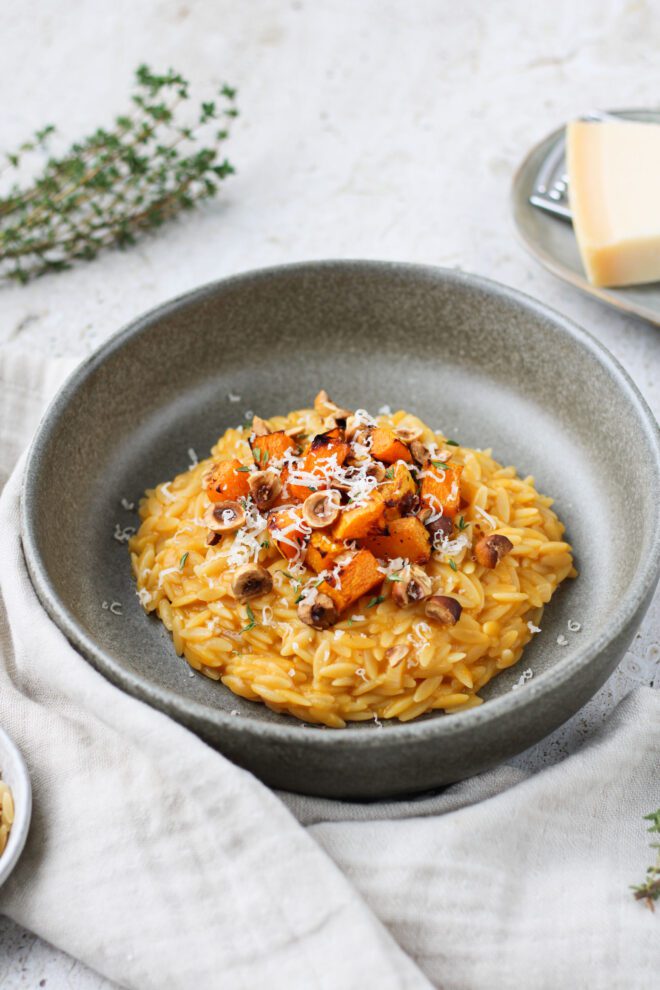 Pompoen orzo met geroosterde hazelnoten en tijm