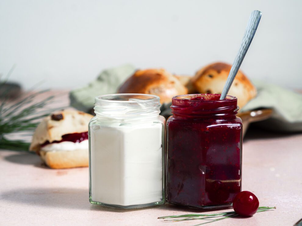 Scones met whipped cream & cranberry jam