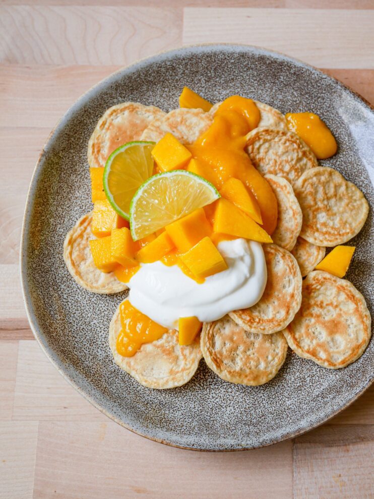 mini kokos pannenkoeken met mangosaus